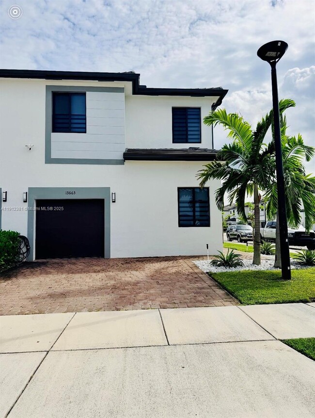 13663 SW 158th Ave in Miami, FL - Foto de edificio - Building Photo