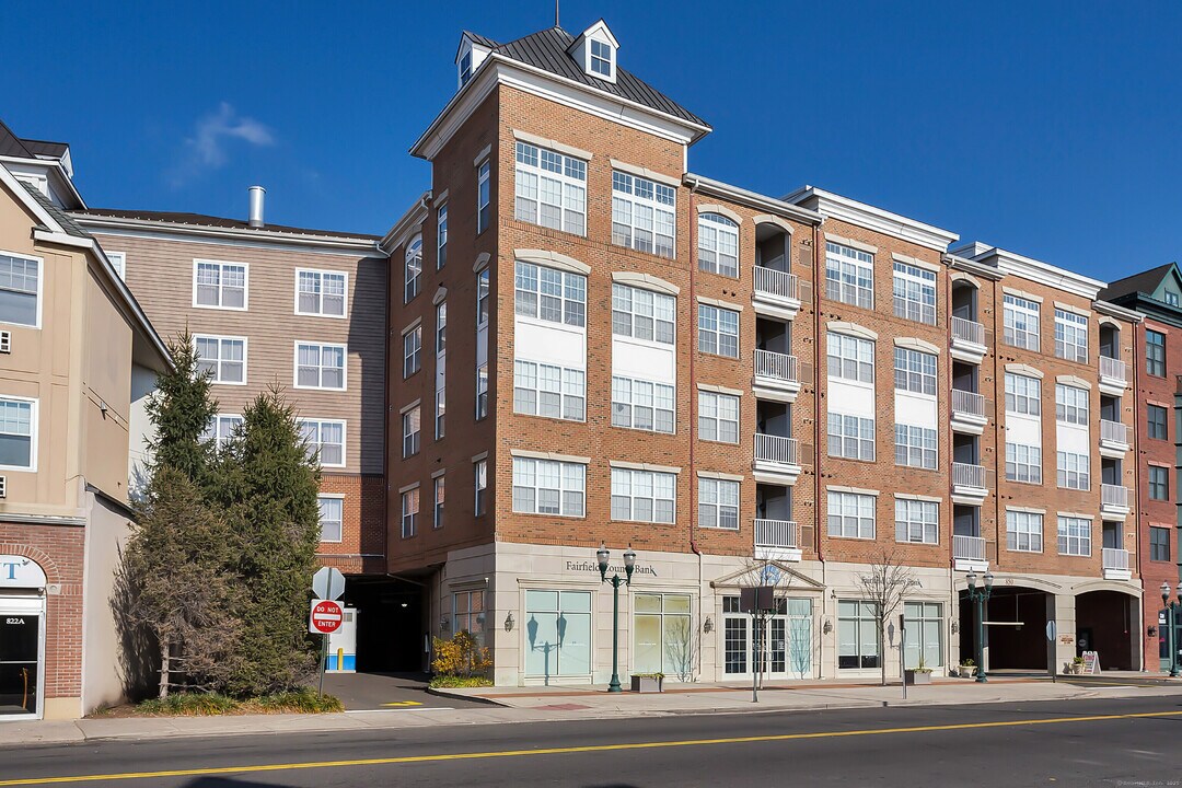 850 E Main St in Stamford, CT - Building Photo