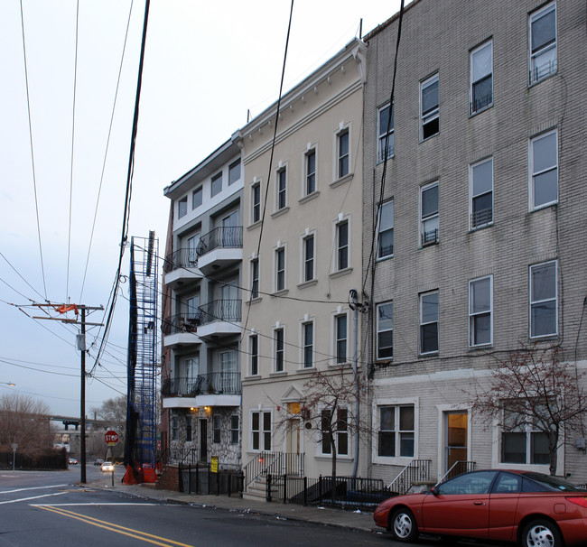 447 Pavonia Ave in Jersey City, NJ - Foto de edificio - Building Photo