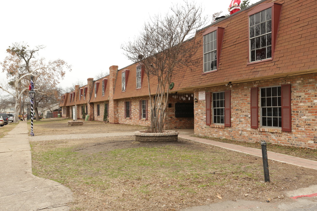 Homestead Apartments in Dallas, TX - Building Photo