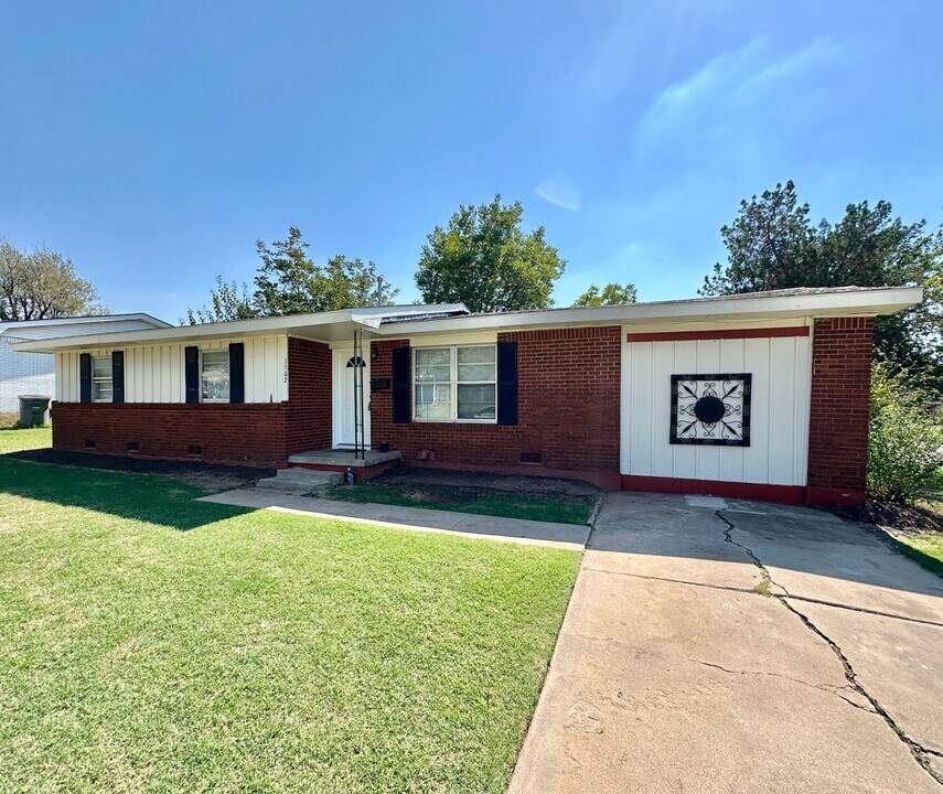 1502 NW 47th St in Lawton, OK - Building Photo