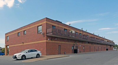 Royal Court Plaza & Apartments in St Catharines, ON - Building Photo - Building Photo