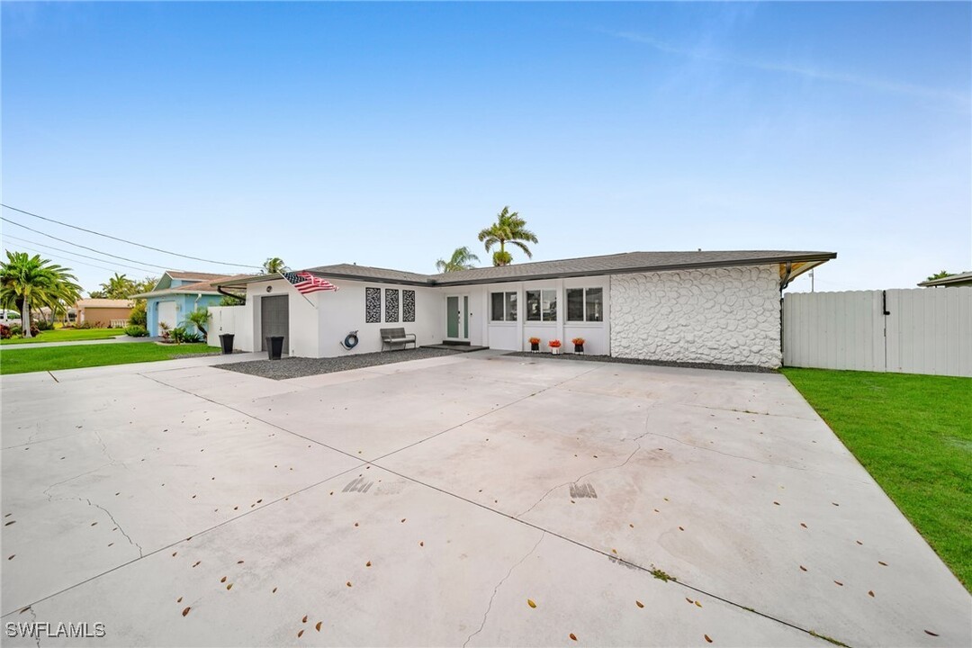 3816 SE 15th Pl in Cape Coral, FL - Building Photo