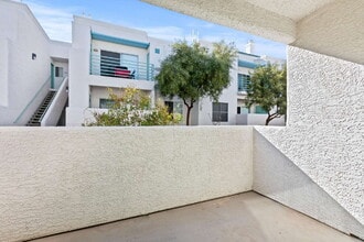 7100 W Pirates Cove Rd-Unit -1042 in Las Vegas, NV - Building Photo - Building Photo