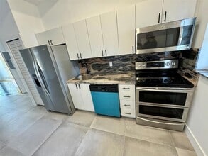 3 NE 70th St, Unit 2 in Miami, FL - Building Photo - Building Photo