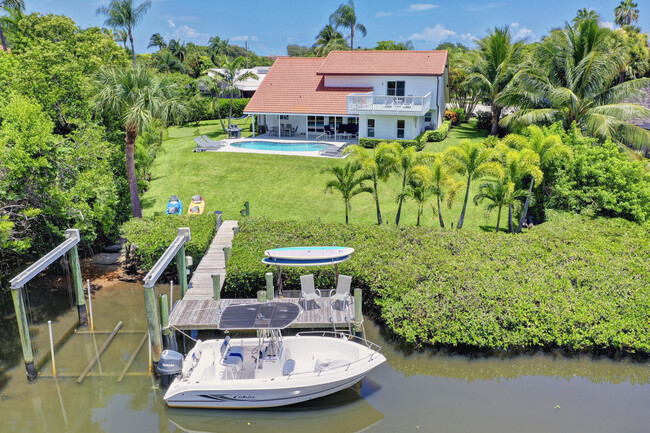 141 Pine Hill Trail W in Tequesta, FL - Foto de edificio - Building Photo