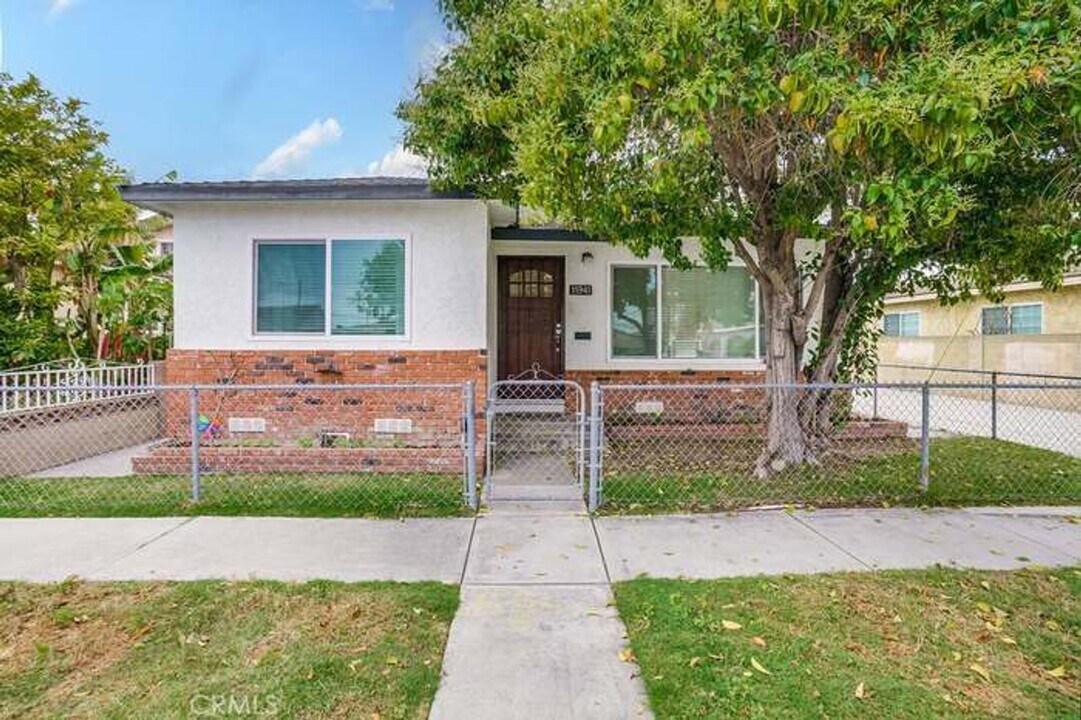 11941 183rd St in Artesia, CA - Building Photo