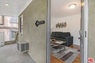 5249 Satsuma Ave in Los Angeles, CA - Building Photo - Building Photo