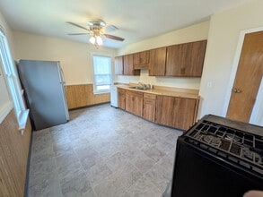 118 Harding Ave, Unit Second Floor in Fox River Grove, IL - Foto de edificio - Building Photo