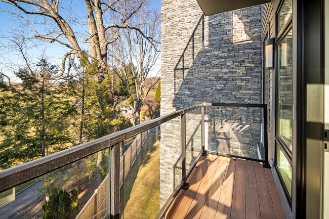 21 Kinmonth Rd, Unit 306 in Waban, MA - Foto de edificio - Building Photo