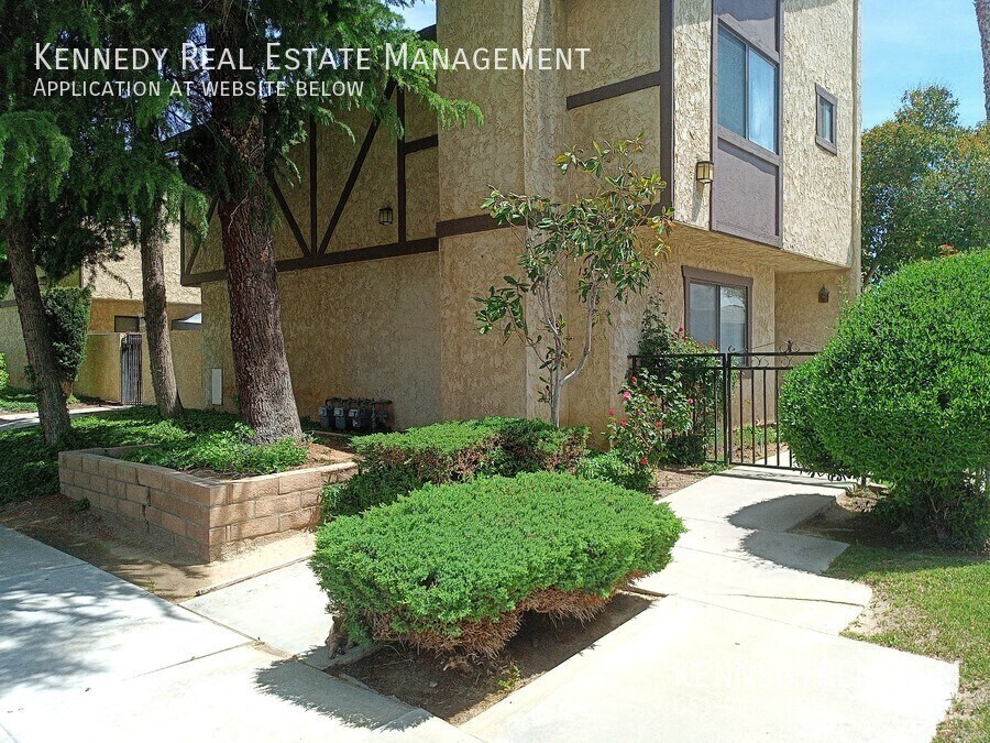 1328 W Ave J 4 in Lancaster, CA - Building Photo