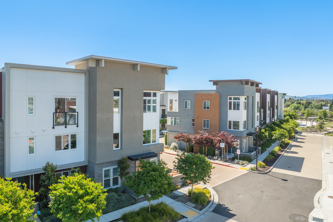 Grafton Plaza - Apex Townhomes in Dublin, CA - Foto de edificio