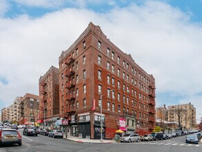301-317 E 181st St in Bronx, NY - Foto de edificio - Building Photo