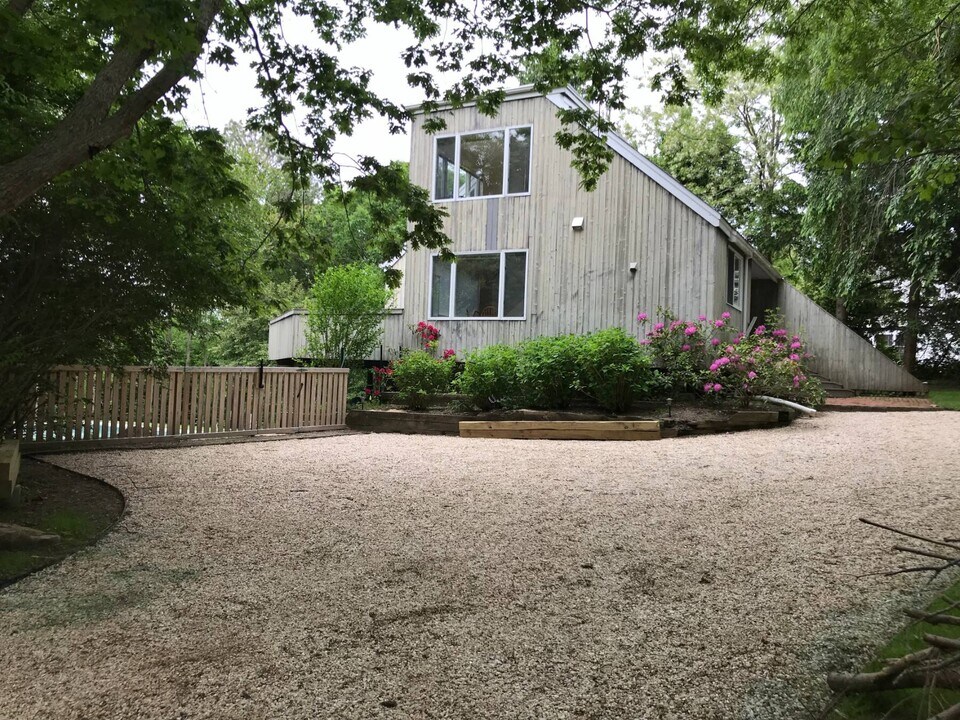 17 Hillside Rd in Southampton, NY - Building Photo