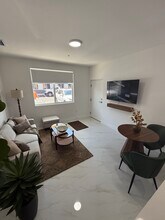 972 E 28th St, Unit A2 in Hialeah, FL - Foto de edificio - Building Photo