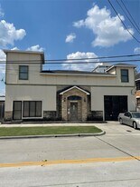 2110 Chenevert St in Houston, TX - Building Photo