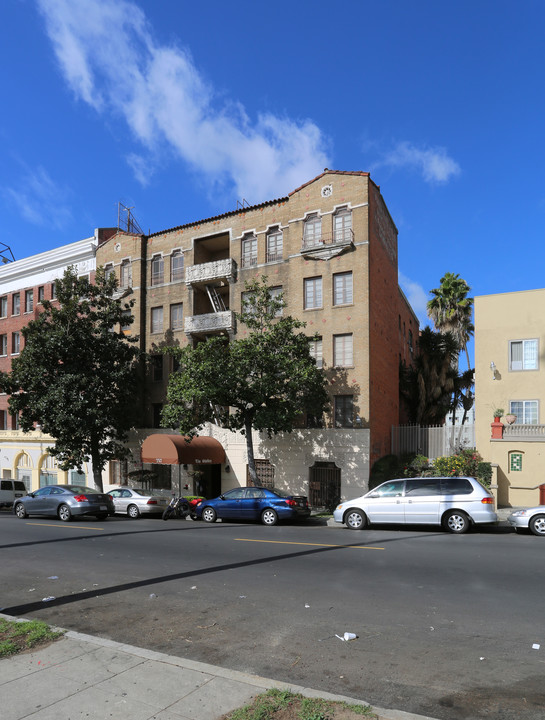 757 S New Hampshire Ave in Los Angeles, CA - Building Photo