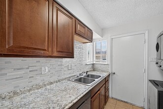 7839 Cook Rd in Houston, TX - Foto de edificio - Building Photo