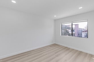 Eighty Six Eighteen Whitworth in Los Angeles, CA - Foto de edificio - Building Photo