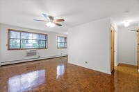 417 W Roscoe St, Unit 203 in Chicago, IL - Building Photo - Building Photo