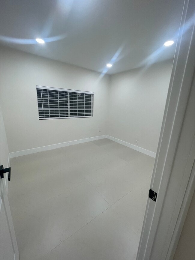 3608 W Valencia Dr in Fullerton, CA - Foto de edificio - Building Photo