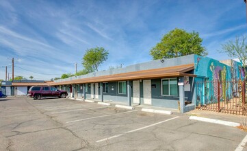 Royal House in Phoenix, AZ - Building Photo - Primary Photo