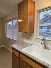 322 Lorraine Ave, Unit A in Eagle Point, OR - Building Photo - Building Photo