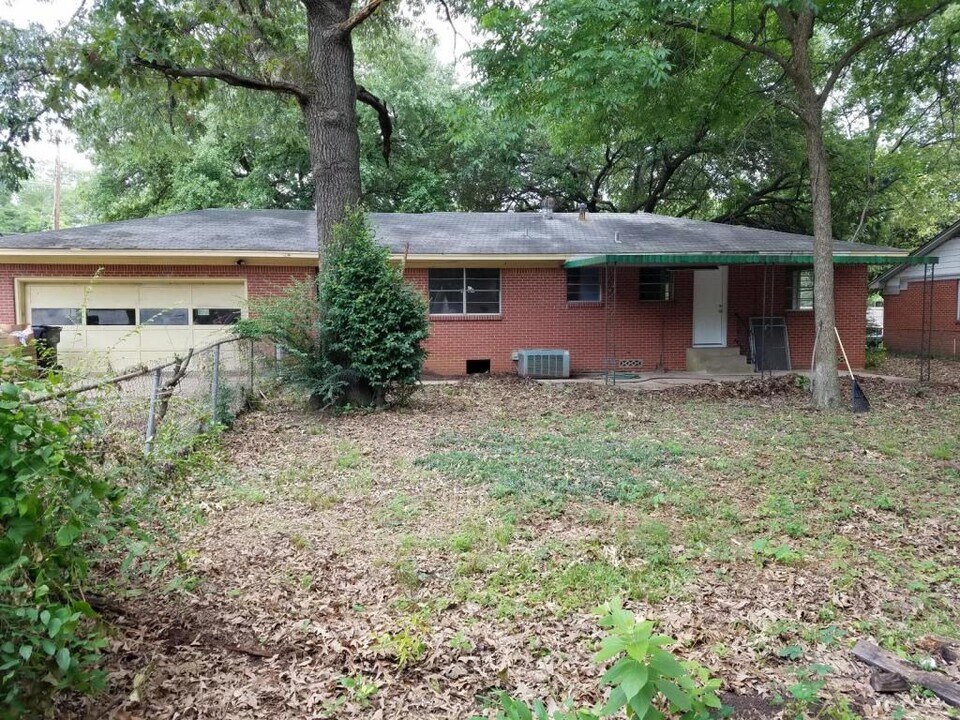 2307 Pine Tree Rd in Longview, TX - Building Photo