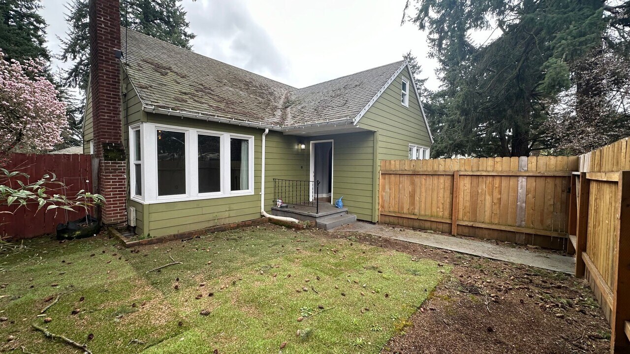 2406 SE 139th Ave in Portland, OR - Building Photo