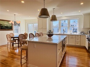 11 W Narragansett Ave in Newport, RI - Foto de edificio - Building Photo