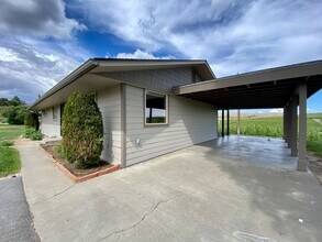 2771 Konnowac Pass Rd in Wapato, WA - Building Photo - Building Photo