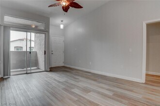 2305 W Horizon Ridge Pkwy in Henderson, NV - Foto de edificio - Building Photo