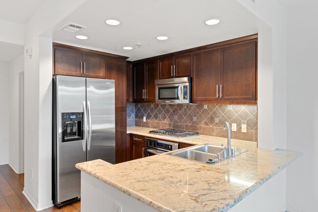 931 E Walnut St, Unit 311 in Pasadena, CA - Building Photo - Building Photo