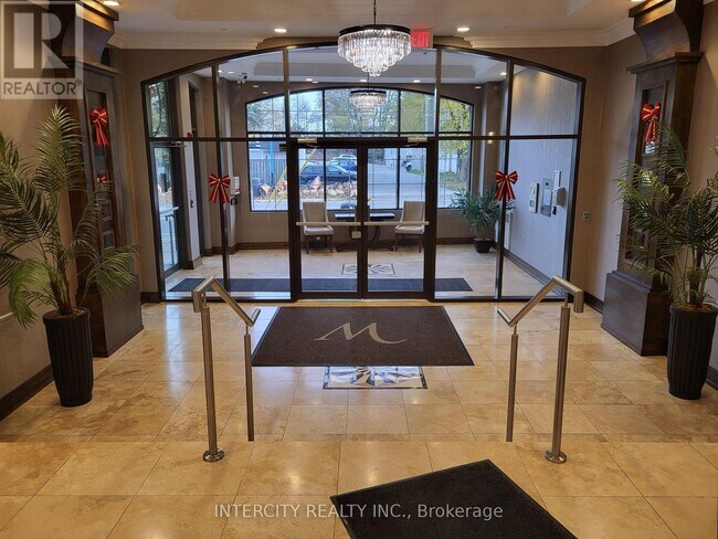 205 Lakeshore Rd W in Oakville, ON - Building Photo - Building Photo