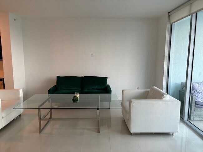 90 SW 3rd St, Unit 2111 in Miami, FL - Foto de edificio - Building Photo