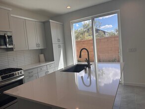 696 Philip Way in Madera, CA - Foto de edificio - Building Photo