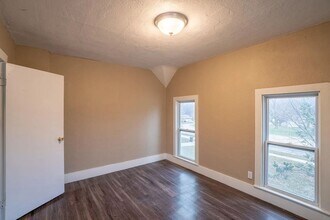 1927 W 1st St in Cedar Falls, IA - Building Photo - Building Photo