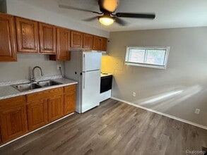 27640 Dartmouth St in Madison Heights, MI - Building Photo - Building Photo