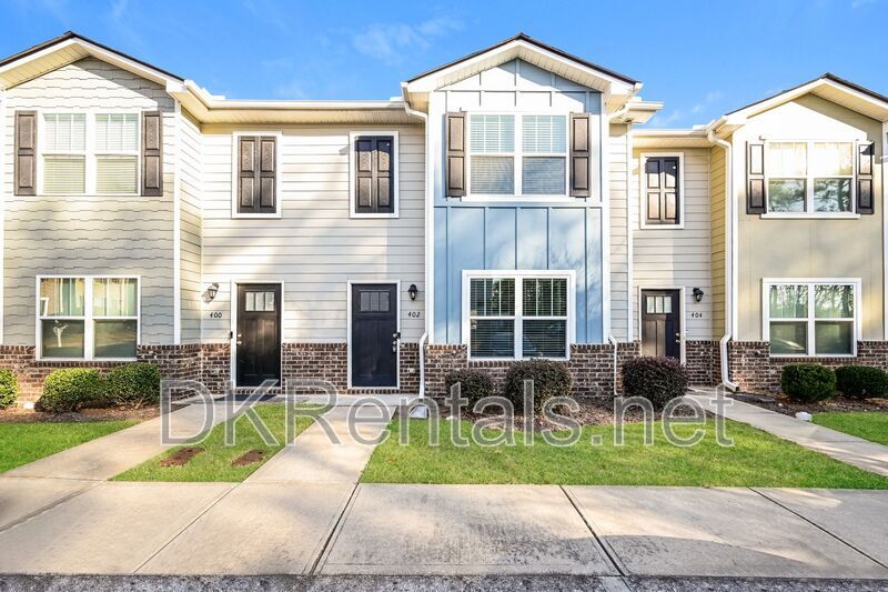 402 Whippet St in Union City, GA - Building Photo