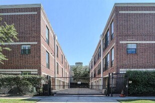 100 McGowen St in Houston, TX - Building Photo