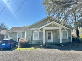 2613 N Elm St in Denton, TX - Building Photo