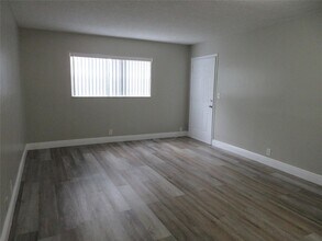 4280 Woodside Dr, Unit 11 in Coral Springs, FL - Building Photo - Building Photo