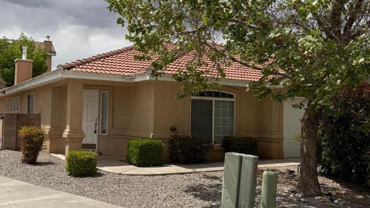 9909 Geneva Dr NW in Albuquerque, NM - Foto de edificio