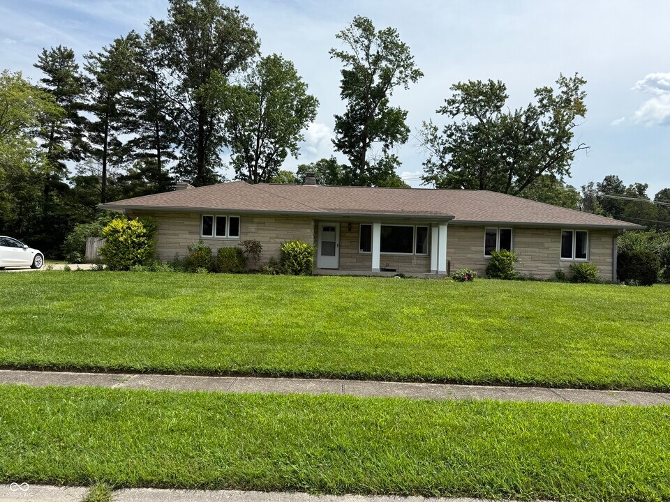 223 Carlin Dr in Carmel, IN - Building Photo