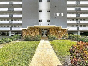 1000 NE 14th Ave in Hallandale Beach, FL - Building Photo - Building Photo