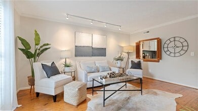 3095 Colonial Way in Chamblee, GA - Foto de edificio - Building Photo