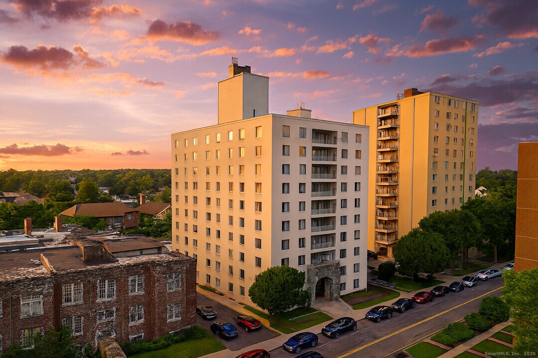 30 Glenbrook Rd in Stamford, CT - Building Photo