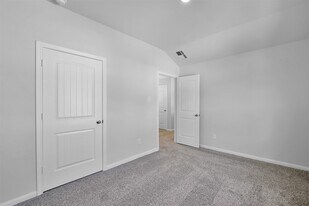 2140 Cedar Bnd Dr in Conroe, TX - Building Photo