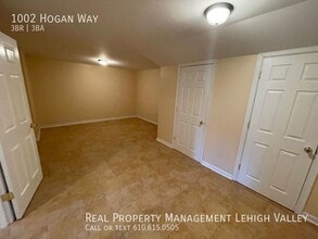 1002 Hogan Way in Northampton, PA - Building Photo - Building Photo