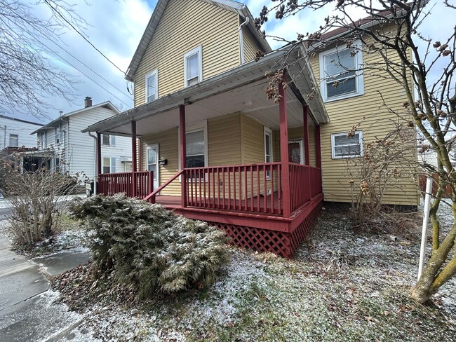 309 Elm St in Grove City, PA - Building Photo - Building Photo